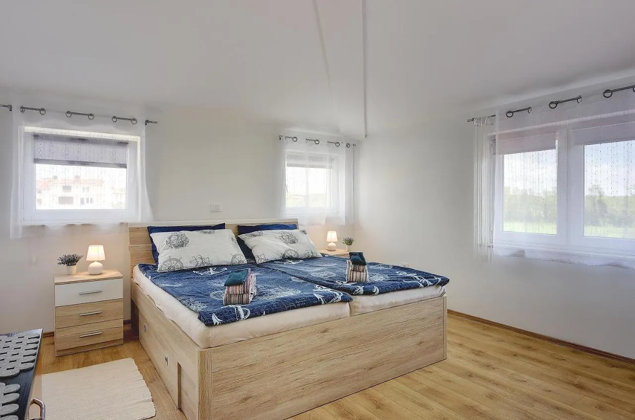 Apartman Legos 0*, Loborika